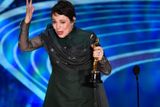 Olivia Colmanová obdržela Oscara za herecký výkon ve Favoritce. "Neuvěřitelné. Moje děti se doma dívají. Tedy doufám, protože tohle se stane jednou v životě," uvedla.