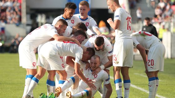 Krmenčík zhasl hvězdy, Dočkal režíroval Šilhavého premiéru. Tak Češi zdolali Slováky