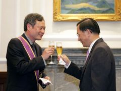 Prezident Čen Šuej-pien si připíjí šampaňským se zřejmě nejznámějším Tchajwancem ve světě, oscarovým filmovým režisérem Angem Leem.