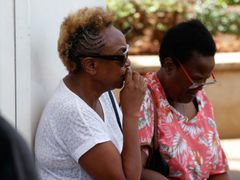 Žena čekající na letišti v Nairobi. Na palubě zříceného letounu byl její snoubenec.