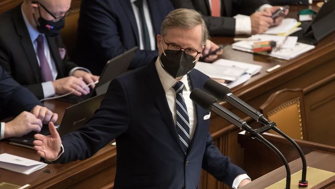 Premiér Petr Fiala přišel do sněmovny požádat o důvěru pro svou vládu a vystoupil jako první. Další vládní politici přišli k mikrofonu až později večer.