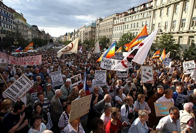 Na Václavském náměstí se sešlo odhadem přibližně 2000 lidí vyjádřit svůj nesouhlas s výstavbou radarové základny v České republice.