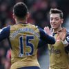 Mesut Özil a Alex Oxlade Chamberlain slaví gól Arsenalu