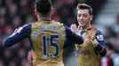 Mesut Özil a Alex Oxlade Chamberlain slaví gól Arsenalu