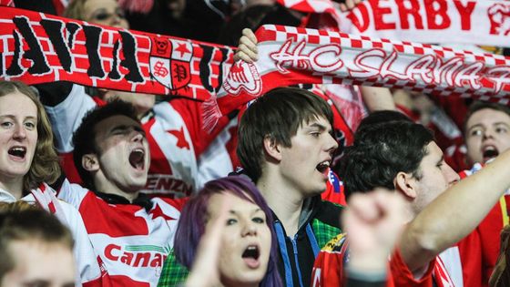 Fanoušci hokejové Slavie si pátou výhru v derby v řadě naplno užívali.