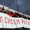 Věrní brněnští fanoušci prolezli plotem na tribuny svého oblíbeného stadionu, kde si mj. zazpívali hymnu fotbalového klubu.