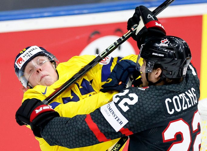 Fabian Zetterlund a Dylan Cozens v zápase MS 2024 o bronz Švédsko - Kanada