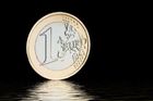 Euro je nejslabší za rok a čtvrt, oslabila i koruna
