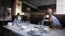 Mahesh Chaturvedi (R), 63, who dresses up like Mahatma Gandhi, drinks coffee inside a restaurant in New Delhi September 28, 2012. Chaturvedi says that the soul of Gandhi resides in him and he has been sent to continue the work of Father of the Nation. After his self proclaimed transformation in 2002 as Gandhi, Chaturvedi has been travelling extensively and plays up to his startling resemblance to Gandhi at protests and demonstrations. Picture taken September 28, 2012. REUTERS/Mansi Thapliyal (INDIA - Tags: SOCIETY) Published: Lis. 26, 2012, 3:58 dop.