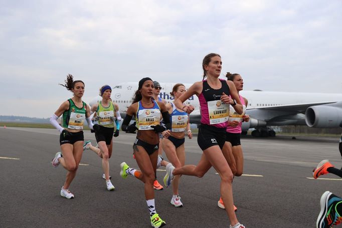 Marcela Joglová (vpravo vpředu v růžovém) při maratonu v Enschede.