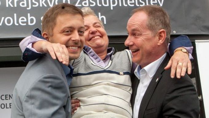 Radost Víta Rakušana (vlevo) a Petra Gazdíka (vpravo) nad volebním úspěchem kandidátky Starostů Dany Drábové.