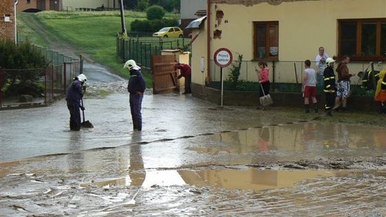 Obcí na Plzeňsku se prohnala bouřka, na náměstí bylo půl metru vody