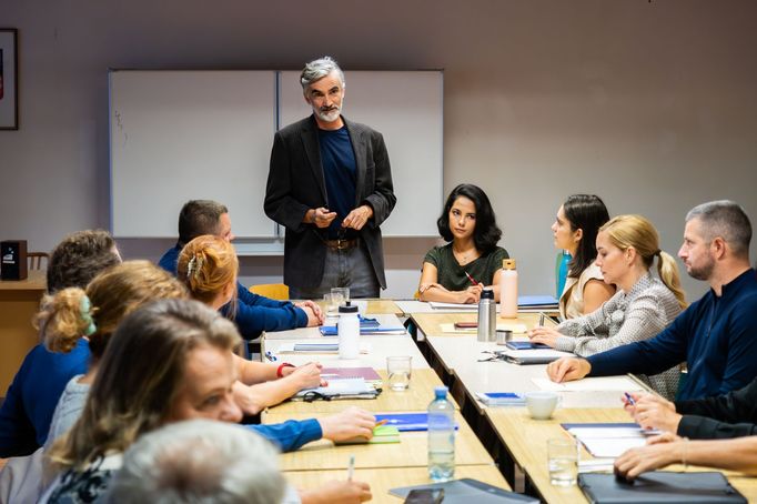 Martin Myšička a další v komedii Pod parou, kde se čtyři kamarádky - učitelky rozhodnou experimentovat s alkoholem.
