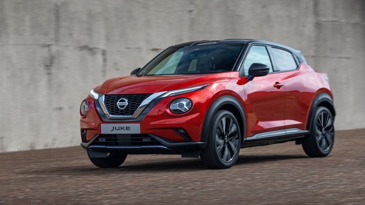 Po devíti letech v novém. Nissan Juke vypadá pořád stejně, troufá si i na škodovku