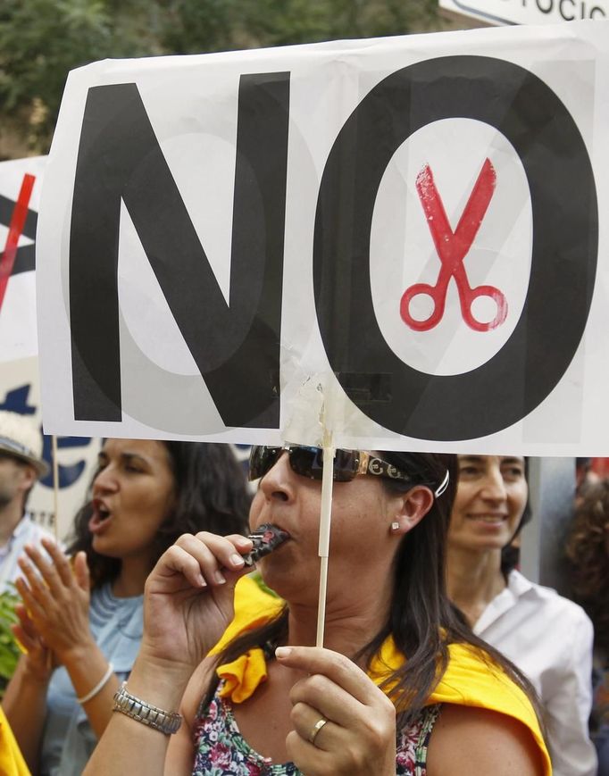 Justice civil servants participate in a protest against government austerity measures in front of the headquarters of Spain's centre-right People's Party (Partido Popular) in Madrid July 19, 2012. REUTERS/Andrea Comas (SPAIN - Tags: CIVIL UNREST POLITICS BUSINESS EMPLOYMENT)