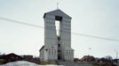 Katedrála ve Vadsø, Finnmark, architekt Magnus Poulsson, 1958.  Katedrálu ve Vadsø,  šestitisícovém správním městě Finnmarku na severu Norska, jsem fotil stejný den jako kostel v Nesseby. Zde byl také silný vítr... (c) Jiří Havran