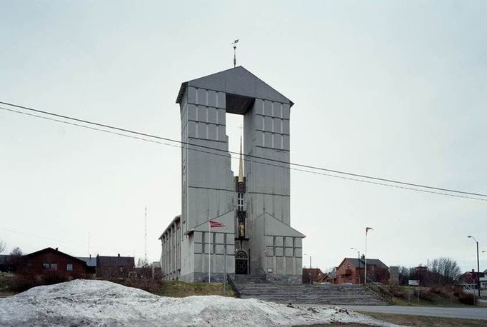 Katedrála ve Vadsø, Finnmark, architekt Magnus Poulsson, 1958.  Katedrálu ve Vadsø,  šestitisícovém správním městě Finnmarku na severu Norska, jsem fotil stejný den jako kostel v Nesseby. Zde byl také silný vítr... (c) Jiří Havran