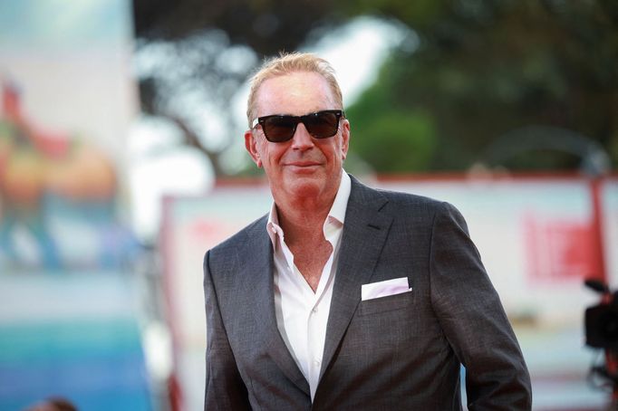 Kevin Costner na benátském festivalu.