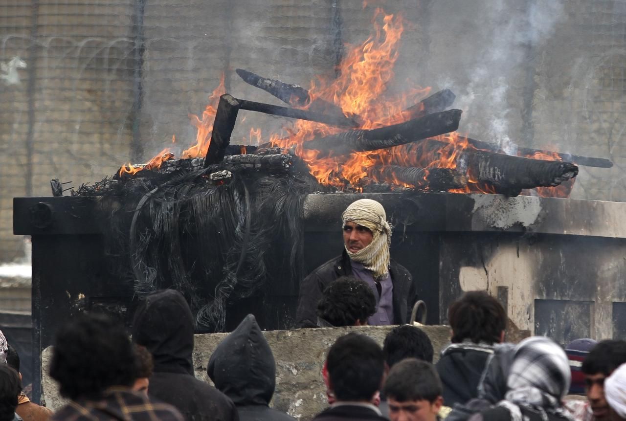 Afghánci protestovali proti pálení koránu na základně USA