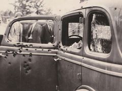 Fotografie od amerického vyšetřovatele, který ohledával místo činu, kde Bonnie s Clydem našli smrt.