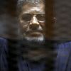 Muhammad Mursí za mřížemi u soudního přelíčení.