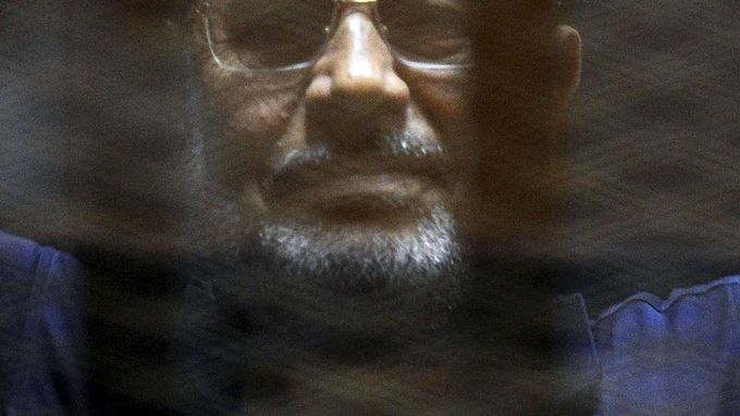 Muhammad Mursí za mřížemi.