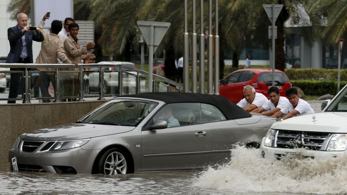 Emiráty Abú Zabí a Dubaj zasáhly v těchto končinách nevídaně silné bouře a husté deště. Voda zaplavila silnice, zpožďovaly se lety, nevyučuje se.