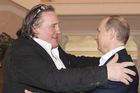 Gérard Depardieu je Rus, Putin mu v Soči předal pas