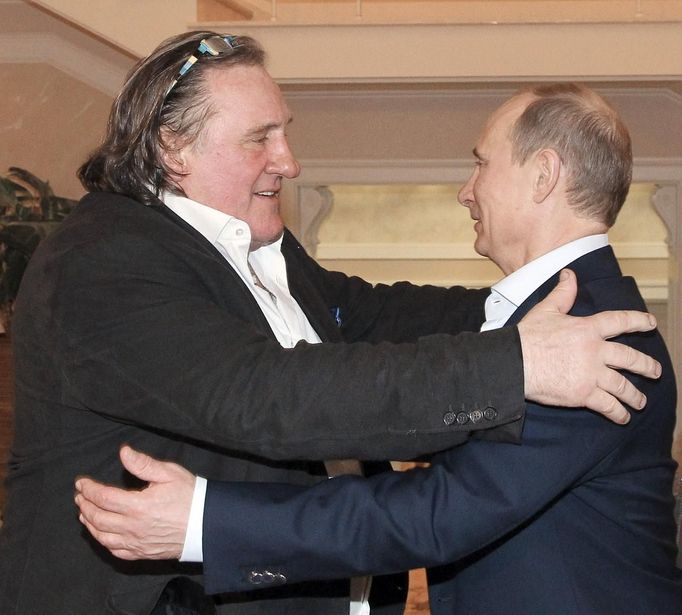 Gérard Depardieu se objímá s ruským prezidentem Vladimirem Putinem.