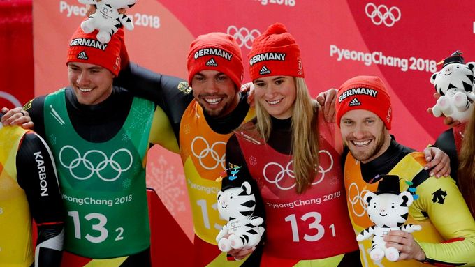 Němečtí sáňkaři Natalie Geisenbergerová, Johannes Ludwig, Tobias Wendl a Tobias Arlt slaví zlato v týmové štafetě za ZOH 2018