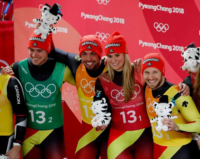 Němečtí sáňkaři Natalie Geisenbergerová, Johannes Ludwig, Tobias Wendl a Tobias Arlt slaví zlato v týmové štafetě za ZOH 2018