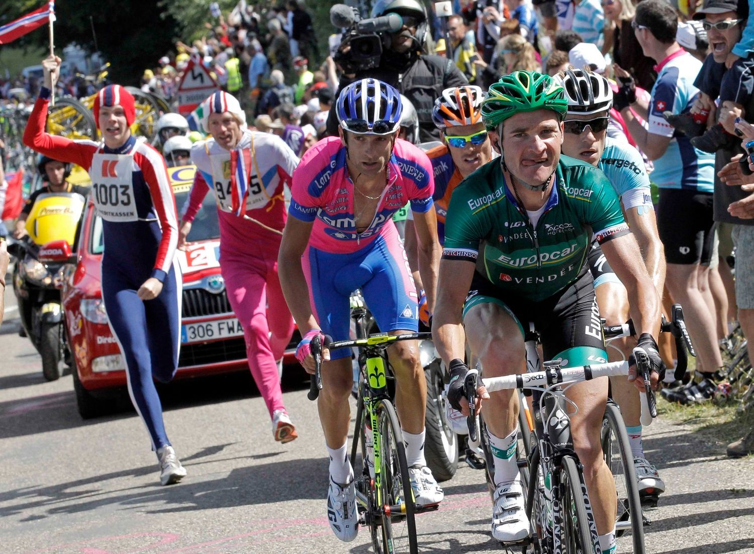Francouzský cyklista Thomas Voeckler ze stáje Europcar dojíždí závod v desáté etapě Tour de France 2012.