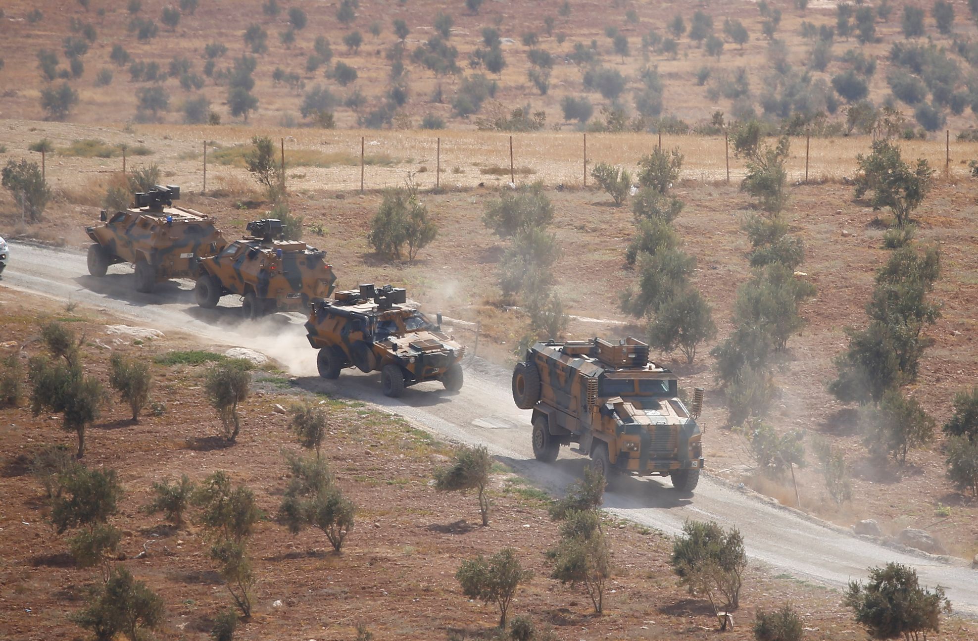 Turecké obrnené vojenské vozy na turecko-syrské hranici
