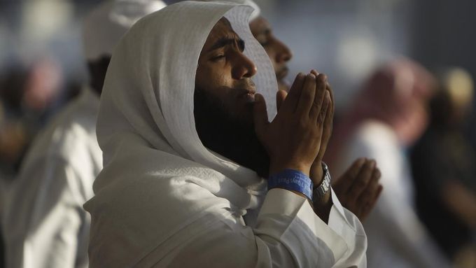 Muslim pilgrims pray after casting seven stones at a pillar that symbolizes Satan during the annual haj pilgrimage, as part of a pilgrimage rite, on the second day of Eid al-Adha in Mina, near the holy city of Mecca October 27, 2012. Muslims around the world celebrate Eid al-Adha to mark the end of the Haj by slaughtering sheep, goats, cows and camels to commemorate Prophet Abraham's willingness to sacrifice his son Ismail on God's command. REUTERS/Amr Abdallah Dalsh (SAUDI ARABIA - Tags: RELIGION) Published: Říj. 27, 2012, 7:12 odp.
