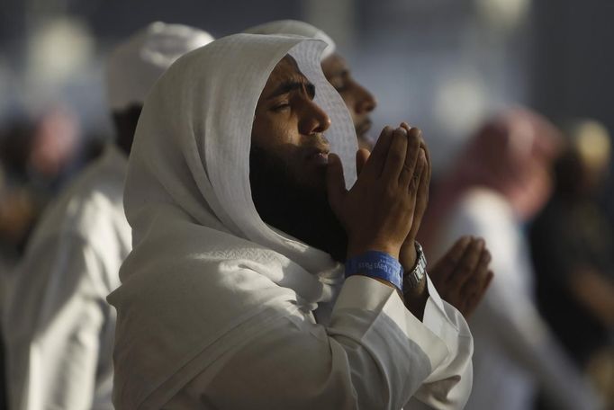 Muslim pilgrims pray after casting seven stones at a pillar that symbolizes Satan during the annual haj pilgrimage, as part of a pilgrimage rite, on the second day of Eid al-Adha in Mina, near the holy city of Mecca October 27, 2012. Muslims around the world celebrate Eid al-Adha to mark the end of the Haj by slaughtering sheep, goats, cows and camels to commemorate Prophet Abraham's willingness to sacrifice his son Ismail on God's command. REUTERS/Amr Abdallah Dalsh (SAUDI ARABIA - Tags: RELIGION) Published: Říj. 27, 2012, 7:12 odp.