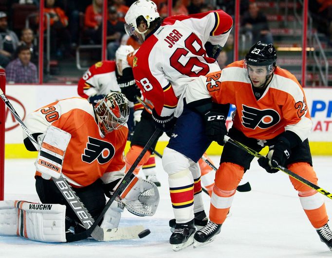 Michal Neuvirth z Philadelphie chytá šanci Jaromíra Jágra v utkání proti Floridě.