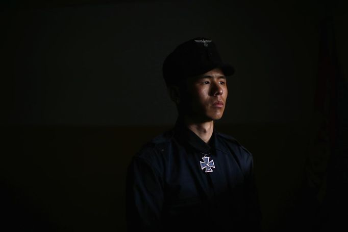 Chimedbaatar, a member of the Mongolian neo-Nazi group Tsagaan Khass, poses for a portrait at the group's headquarters in Ulan Bator June 23, 2013. The group has rebranded itself as an environmentalist organisation fighting pollution by foreign-owned mines, seeking legitimacy as it sends Swastika-wearing members to check mining permits. Over the past years, ultra-nationalist groups have expanded in the country and among those garnering attention is Tsagaan Khass, which has recently shifted its focus from activities such as attacks on women it accuses of consorting with foreign men to environmental issues, with the stated goal of protecting Mongolia from foreign mining interests. This ultra-nationalist group was founded in the 1990s and currently has 100-plus members. Picture taken June 23, 2013. REUTERS/Carlos Barria (MONGOLIA - Tags: SOCIETY POLITICS BUSINESS EMPLOYMENT ENVIRONMENT) ATTENTION EDITORS: PICTURE 02 OF 25 FOR PACKAGE 'MONGOLIA'S ENVIRONMENTAL NEO-NAZIS'. TO FIND ALL IMAGES SEARCH 'TSAGAAN KHASS' Published: Čec. 2, 2013, 9:57 dop.