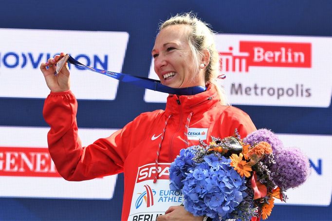 Eva Vrabcová-Nývltová s bronzem z maratonu na ME v atletice v Berlíně 2018.