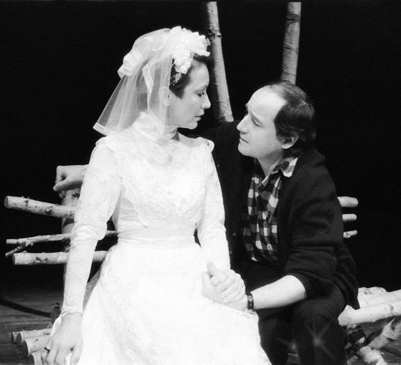 Hana Maciuchová s Viktorem Preissem v inscenaci hry Julien aneb Neprobuďte madam, Divadlo na Vinohradech, 1994.