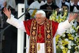 Papež Benedikt XVI. zamířil již podruhé v průběhu svého pontifikátu do Německa. Tentokrát do rodného Bavorska, kde jeho návštěvu sledují miliony věřících.