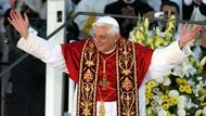 Papež Benedikt XVI. zamířil již podruhé v průběhu svého pontifikátu do Německa. Tentokrát do rodného Bavorska, kde jeho návštěvu sledují miliony věřících.