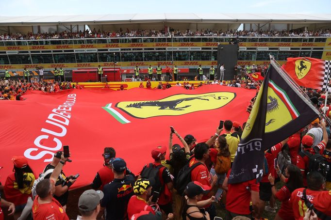 Fanoušci Ferrari slaví triumf Charles Leclerc ve VC Itálie F1 2024