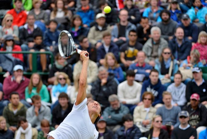 Italská tenistka Francesca Schiavoneová podává na Češku Petru Kvitovou v osmifinále Wimbledonu 2012.