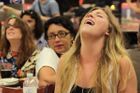 VIDEO Hit internetu: Hromadný orgasmus v jídelně!