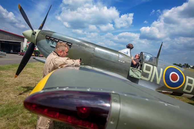 Pilot historické bojové stíhačky Spittfire Roman Vojta