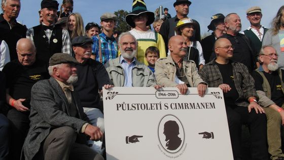 Foto: Velmi málo pobudů, tady asi pobudu. Cimrman ožil, u Tanvaldu se sešly stovky příznivců