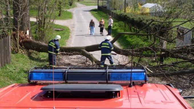 Vichr v Česku kácel stromy a bral střechy