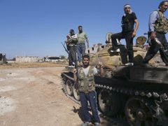 Syrští povstalci jsou čím dál lépe vyzbrojeni, k dispozici mají už i tanky ukořistěné armádě