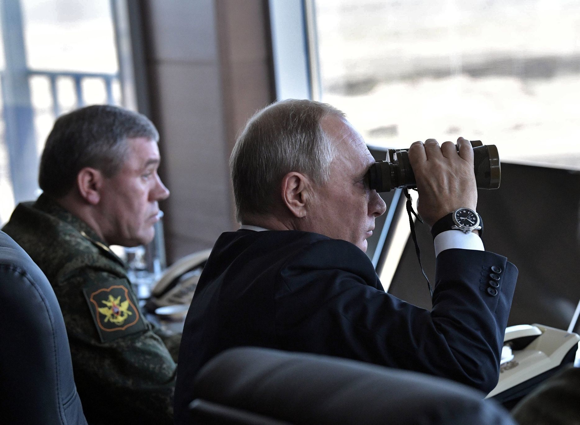 Putin na cvičení Vostok 2018 dalekohled