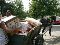 Moldavsko je nejchudší zemí Evropy. Na snímku muž nakládá potravinovou pomoc